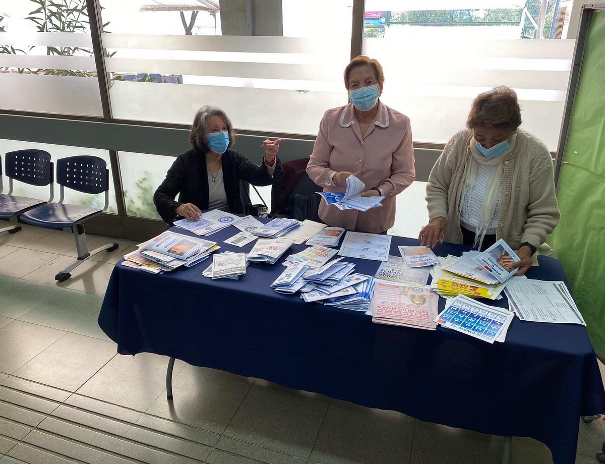 CesfamLF's tweet photo. Hoy iniciamos nuestra campaña de #actualizaciondedatos en el centro de salud 😉 Nuestro voluntariado del consejo de usuarios nos apoyó en esta primera instancia.Recordar que puedes solicitar el formulario en cualquier mesón administrativo y así actualizar tus datos personales 🤗 https://t.co/Z90GNcEL16