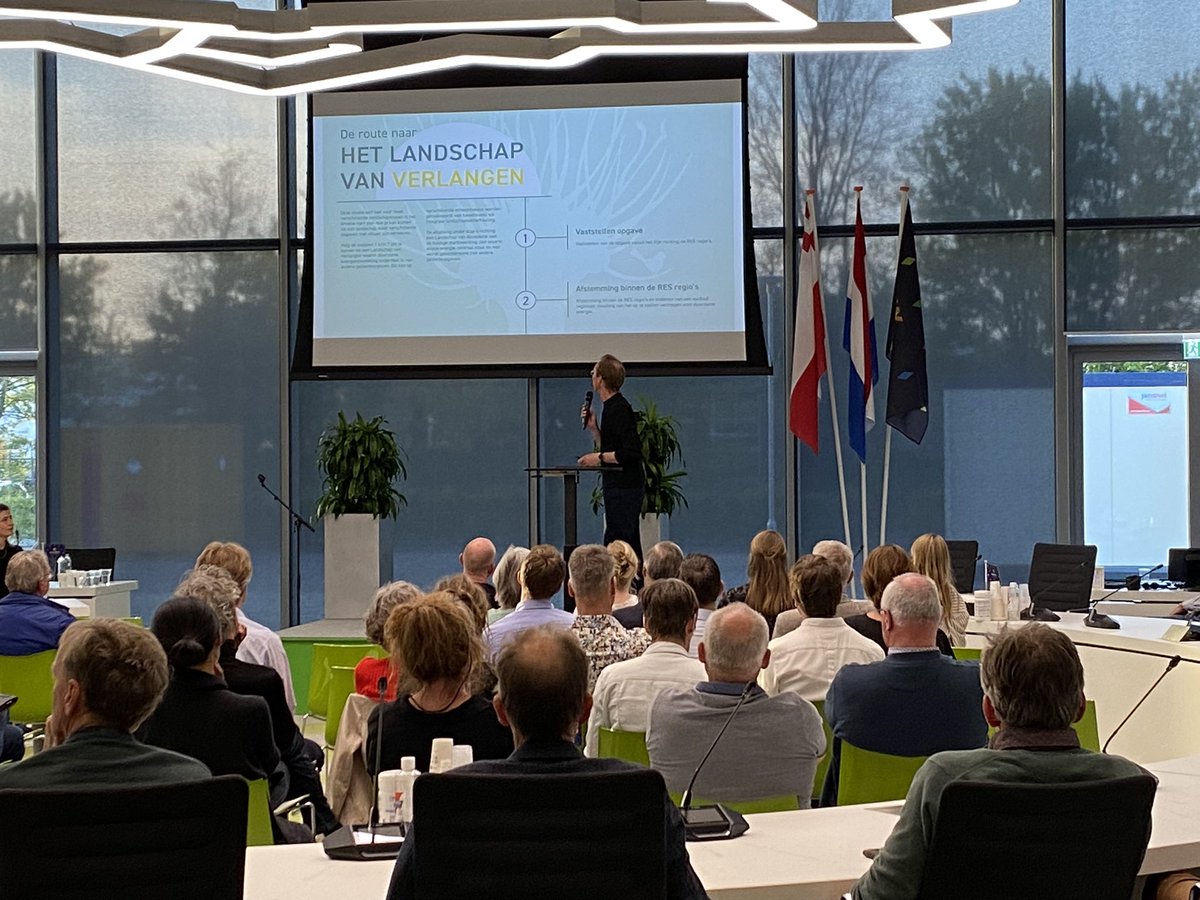 Het landschap van verlangen…hoe combineren we de opgaven als groene energie-opwekking, bodemdaling, natuur, landbouw in het Groene Hart?
Via scenario studies en formuleren van ambitie. Zodat de markt het niet overneemt en we genoegen moeten nemen met minder dan verlangen.