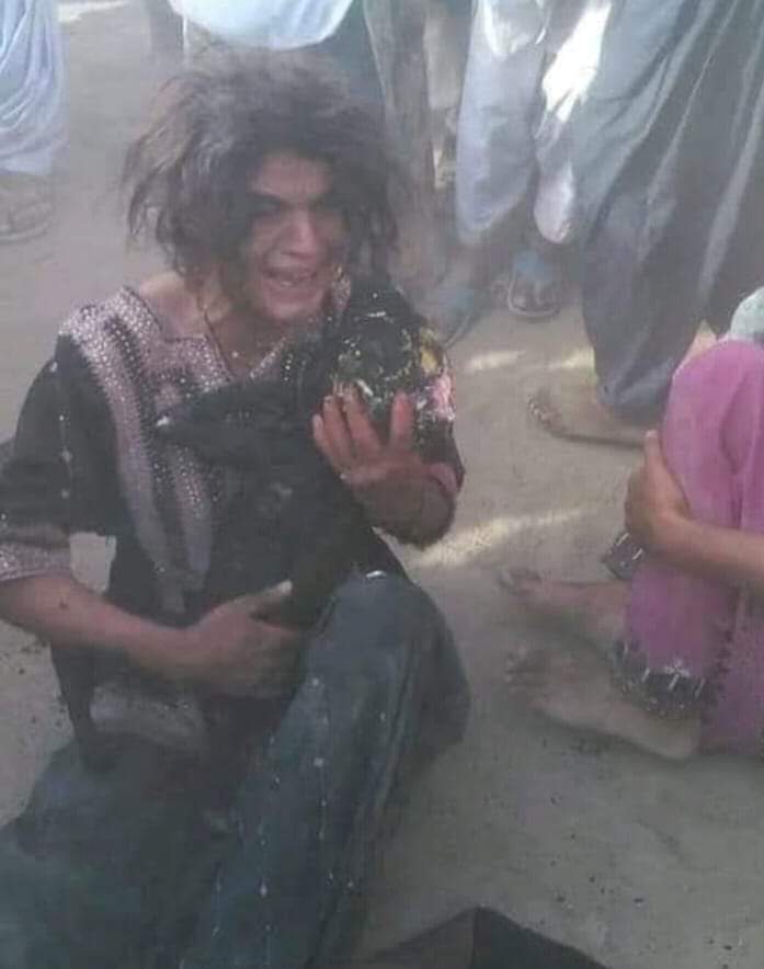 YasirJanan's tweet photo. @RehamKhan1 @A_Qadir_Patel سندہ کے علاقے دادو میں گیارہ گھنٹے مسلسل آگ جلتی رہی ماں کا لختے جگر جل کر کوٸلہ بن گیا ماں اس کوٸلے کو سینے سے لگاۓ دوہاٸیاں دیتی رہی نہ فاٸر برگیڈ آیا نہ ہیلی کاپٹر آیا نہ چوبیس گھنٹے والوں کا سوموٹو آیا نہ غیرت آٸ مورخ لکھے گا سندہ کو مکمل برباد کرنے کے بعد بھی زرادری سب پے https://t.co/0Ey61suNAy