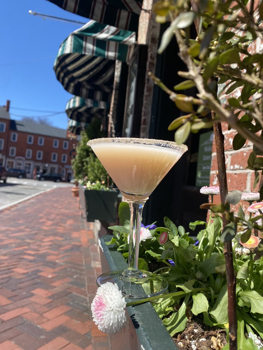 Peach Cobbler Martini Special: peach purée, vanilla vodka, butterscotch schnapps, sweet cream, and a cinnamon sugar rim 🍑