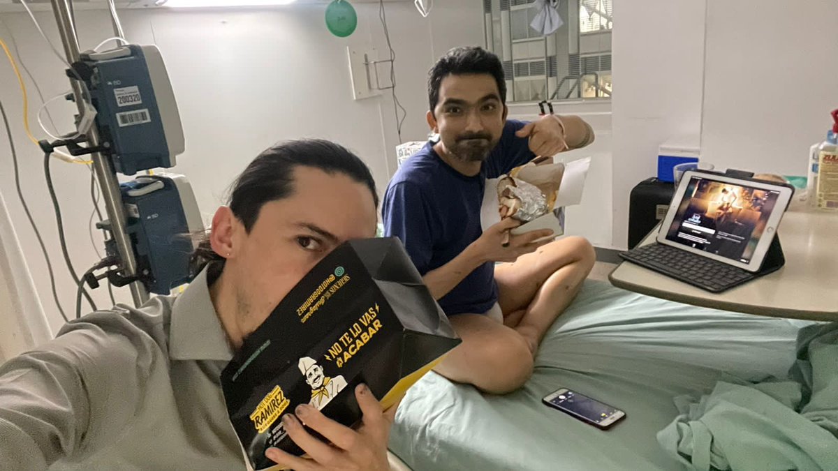 Noche de pelis y jochos con papitas. 

Armando la pinshi party y el poniendo el desorden.