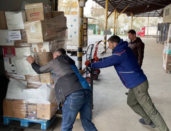 LetUkraineWin's tweet photo. Yesterday, the Let Ukraine Win volunteers collected and sent a 25-ton truck with the humanitarian goods for the needs of residents of Trostyanets, Sumy region.
Read more: https://t.co/eluWGzET7O

#RussiaUkraineWar
#StopWar
#StandWithUkraine
#HelpUkraine 
#LetUkraineWin https://t.co/AZxBycD5pz