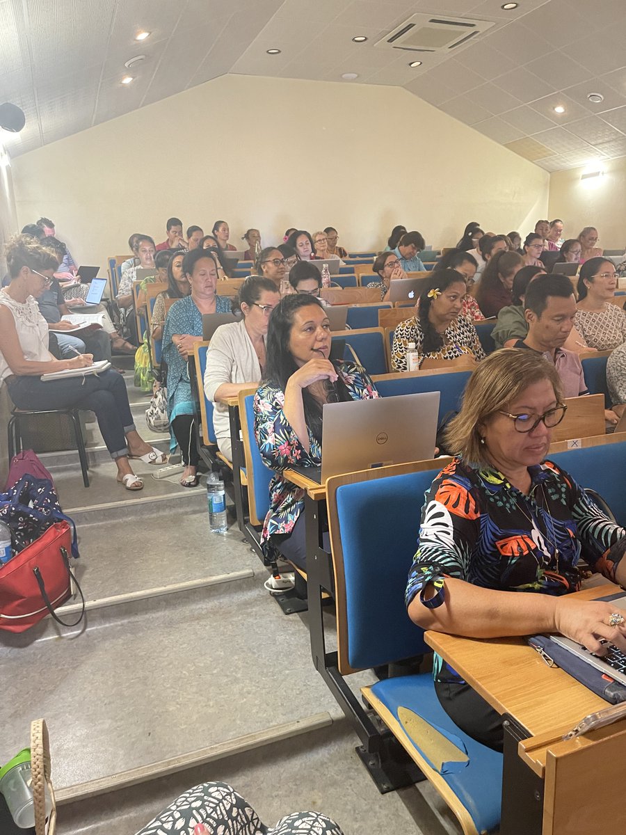 DfciDgee's tweet image. 2ème journée du séminaire des formateurs à la @EducationTahiti.
Intervention de François Muller. Quels sont les déclencheurs du développement professionnel? Comment dans nos fonctions enrôler des personnes? Comment chercher l&apos;implication des collègues? 
#DFCI #FormationContinuePF