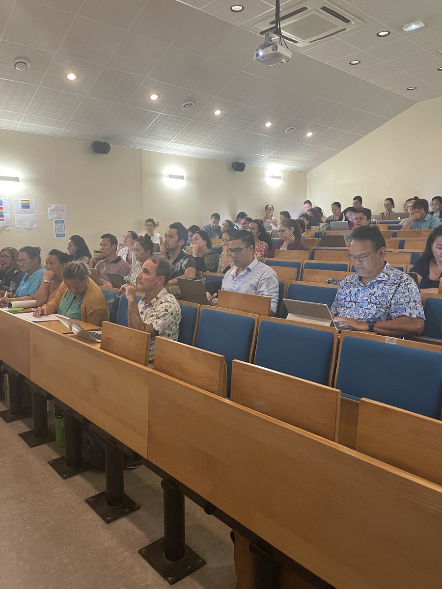 DfciDgee's tweet image. 2ème journée du séminaire des formateurs à la @EducationTahiti.
Intervention de François Muller. Quels sont les déclencheurs du développement professionnel? Comment dans nos fonctions enrôler des personnes? Comment chercher l&apos;implication des collègues? 
#DFCI #FormationContinuePF