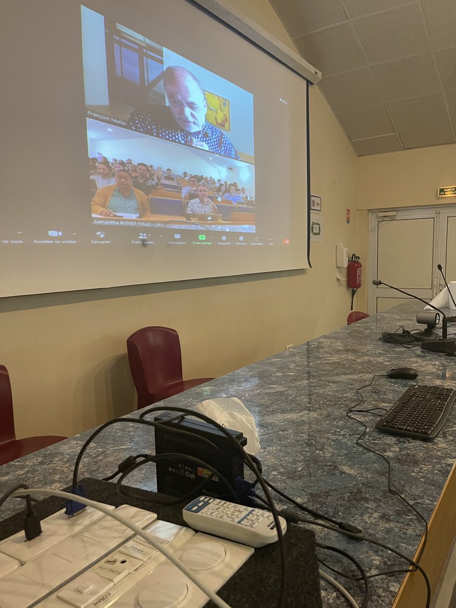 DfciDgee's tweet image. 2ème journée du séminaire des formateurs à la @EducationTahiti.
Intervention de François Muller. Quels sont les déclencheurs du développement professionnel? Comment dans nos fonctions enrôler des personnes? Comment chercher l&apos;implication des collègues? 
#DFCI #FormationContinuePF