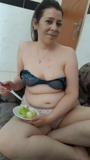 Volkan kankamın annesi elleriyle besliyor erkeğini