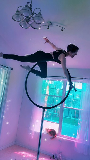 The most punk rock thing I could do today, is share with you the hard, not glamorous, work that goes<a href="/tag/fitnessmotivation"class="tags"><span>#fitnessmotivation</span></a><a href="/tag/aerialhoop"class="tags"><span>#aerialhoop</span></a>