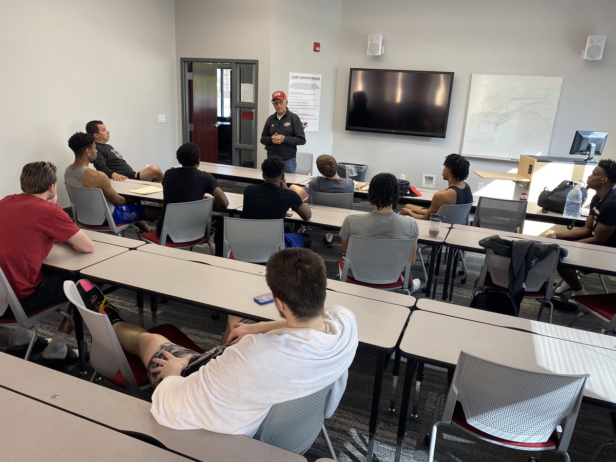 ReddiesMBB's tweet photo. Skull session and wise words on yesterday with Hall of Fame Reddie Alum and WW2 Veteran Charles Payne. “Always be truthful, with yourself and with others, always tell the truth.” #NoMereBeast 
#TeamTogether https://t.co/rMB70BtEUp
