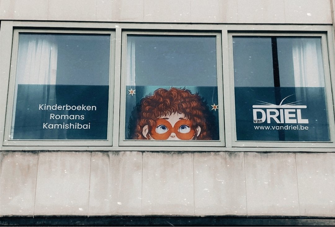 Maud, THE SLOW SUPERHERO is looking out over Bruges centrum 🇧🇪 waiting for her publication date of 01/09 DE TRAGE SUPERHELD <a href="/uitgeverij_VDP/">Uitgeverij Van Driel Publishing</a> 
<a href="/sayanikoyelart/">sayanikoyelartistic</a> 
@VentorrosP 
<a href="/inter_saga/">Intersaga Literary Agency Ltd.</a> 
#childrenspublisher #AuthorsOfTwitter 
<a href="/Visit_Bruges/">Visit Bruges</a> 
<a href="/StandaardBoek/">Standaard Boekhandel</a>
