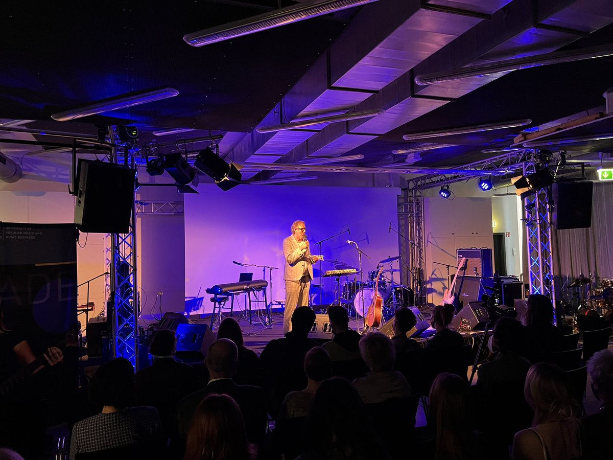 frenezulejo's tweet photo. Yeeeeeaaaahhh! First @Popakademie_BW #WorkInProgressClub of the summer term w/#livemusic & live audience (!!!) opened by @UdoDahmen - let’s rock! https://t.co/DSg2IQnK5I