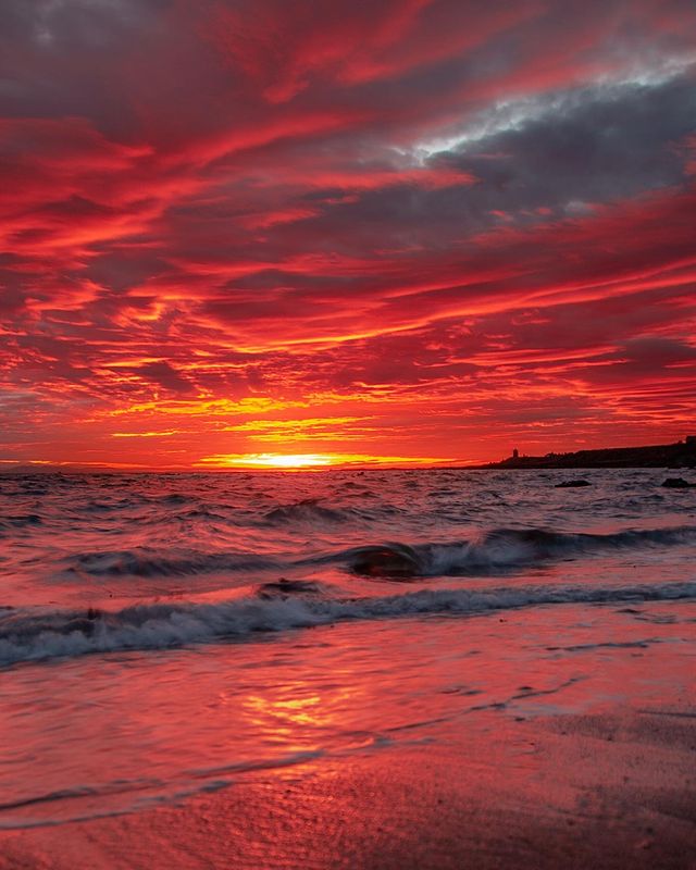Imagine standing here, taking in this view 😍 Have YOU ever captured a stunning sunset in #Scotland? 🧡📷

📍 Pittenweem, <a href="/welcometofife/">Welcome to Fife</a> 📷 IG/johnmurrayjnr