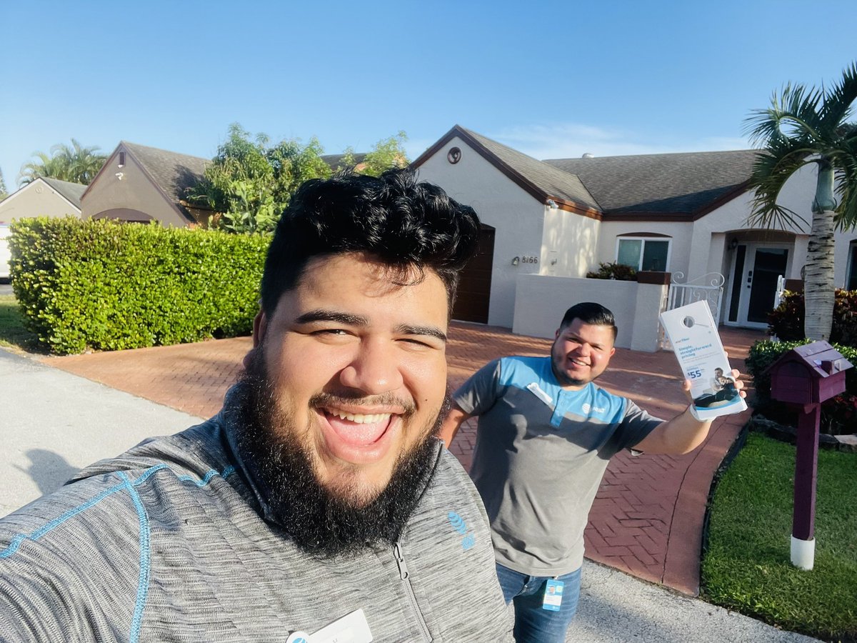 YChucla's tweet image. Winning the neighborhood. @areyesATT prospecting; educating the customers on our amazing speeds and prices.
@eniggemann @mrsuarez13 #fiberflex #OneFLA #lifeatatt #ItsAFLAThing