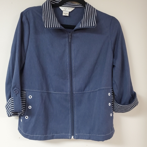 alliefeld16's tweet photo. So good I had to share! Check out all the items I'm loving on @Poshmarkapp from @Carline38554918 #poshmark #fashion #style #shopmycloset #mimx #citystreets #allisondaley: https://t.co/VRm9ovYfsD https://t.co/IvuiS1Gesf