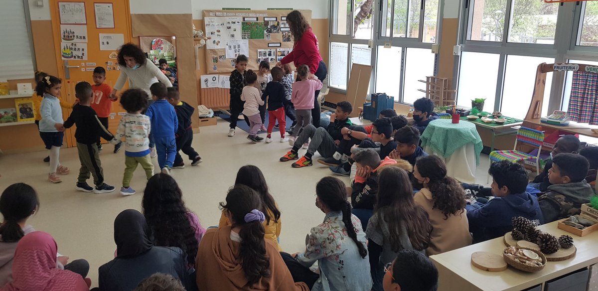 EscolaTanit's tweet photo. P3 ha cantat i ballat Sant Jordi 🤴 i la princesa 👸 Q bé ho han fet👌 6è ha recitat poemes escrits x ells mateixos i d'escriptors com Ricard Bonmatí o Joana Raspall. Han estat uns #rapsodes excel•lents🤩 i els més petits un públic excepcional #poesia #SantJordi2022 #compartir https://t.co/p14MuqnKqm