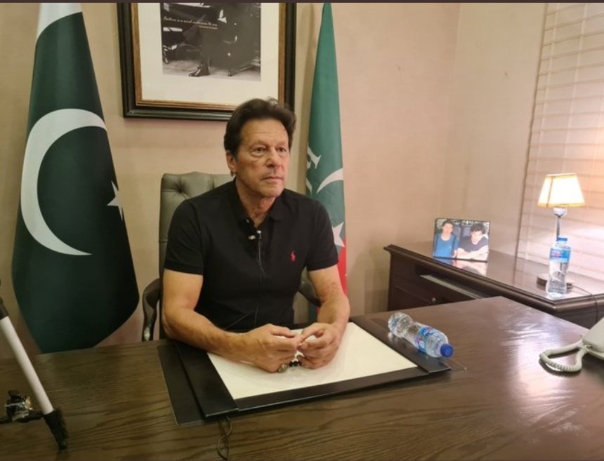 Alifkpti's tweet photo. عجیب کرشماتی شخص ھے، جدھر ھاتھ رکھ رھا سونا کیے جا رھا ھے ، 

ٹویٹر کے پیدائش سے لیکر اب تک کے آڈینس ٹریفک کے تمام ریکارڈ ملیا میٹ ۔۔!!

#امپورٹڈ_حکومت_نامنظور
#ImranKhanLIVE https://t.co/zSMR7uCBBW