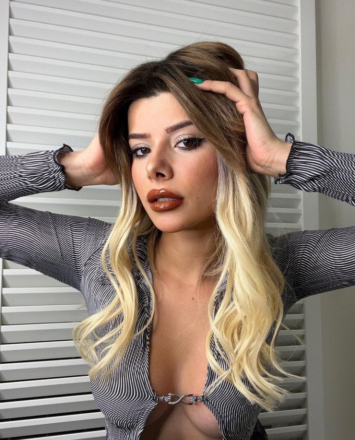 Cemresolmaz31's tweet image. Birazda cemoş un kankiştosunu konuşalım @merveyalciiinn