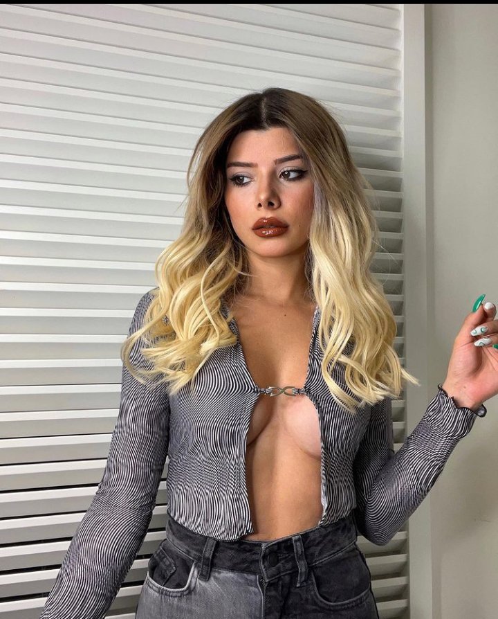 Cemresolmaz31's tweet image. Birazda cemoş un kankiştosunu konuşalım @merveyalciiinn