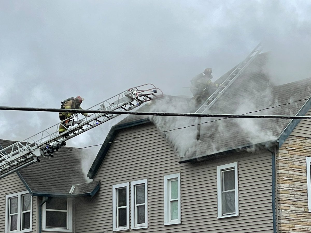spdineen's tweet photo. @omaha_scanner house fire poppleton and 32nd https://t.co/tDVyVgWw6F