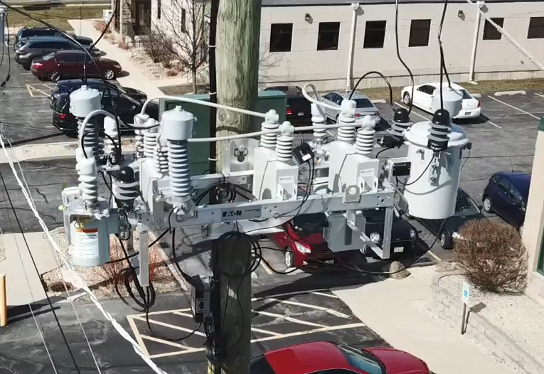 ComEd's tweet photo. #DYK we can test &amp; diagnose different equipment issues remotely, before an outage even occurs? This preventative maintenance:
✔️ Increases safety for our workers
✔️ Improves reliability for our customers
✔️ Reduces cost
#Innovation #VoltageOptimization #Technology https://t.co/gfZMquEHvK