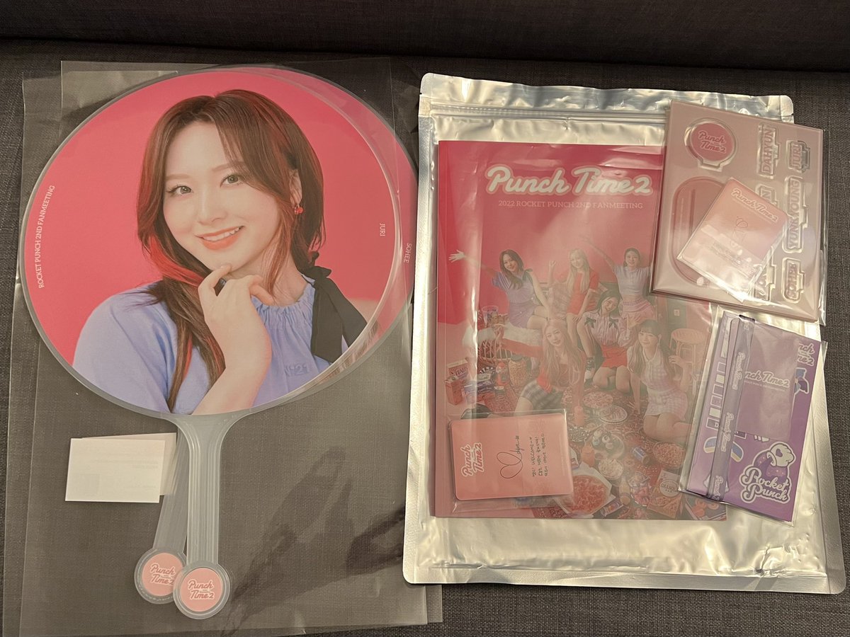 delerium48's tweet photo. Somehow I ended up back to buying idol uchiwas🤦♂️Went full circle 😂 #로켓펀치 #RocketPunch #ロケットパンチ #펀치타임2 #PunchTime2 #Punch_Time2 #켓치 #Ketchy https://t.co/VjWoHssW01