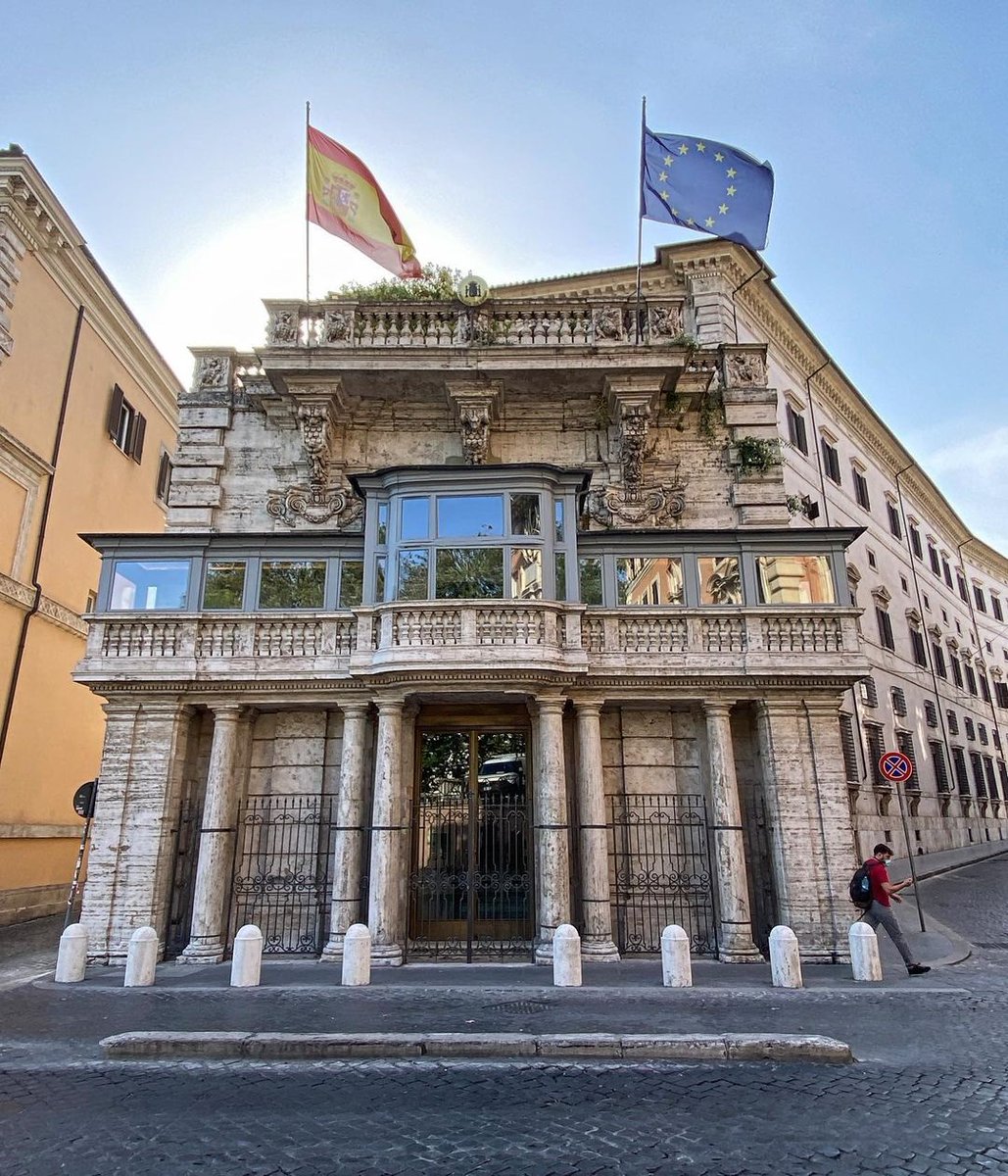 La forma allungata di Palazzo Borghese gli fece guadagnare un tempo il soprannome di "cembalo" e la facciata su via di Ripetta (in foto) era la tastiera di questo gigantesco e immaginario strumento musicale.

👉 IG eureka_2006
#VisitRome