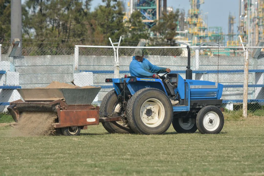 umfc1921's tweet photo. #ParqueAncap 🔵
Comenzó un trabajo de mejoramiento en nuestro campo de juego, se realizó un corte vertical pre siembra, seguido por un corte de limpieza de tach y estolones, luego se realizó la fertilización y sembrado, terminando con el ennarenado.
🚜DyS Mantenimiento 👏 https://t.co/B3G61nhQCM