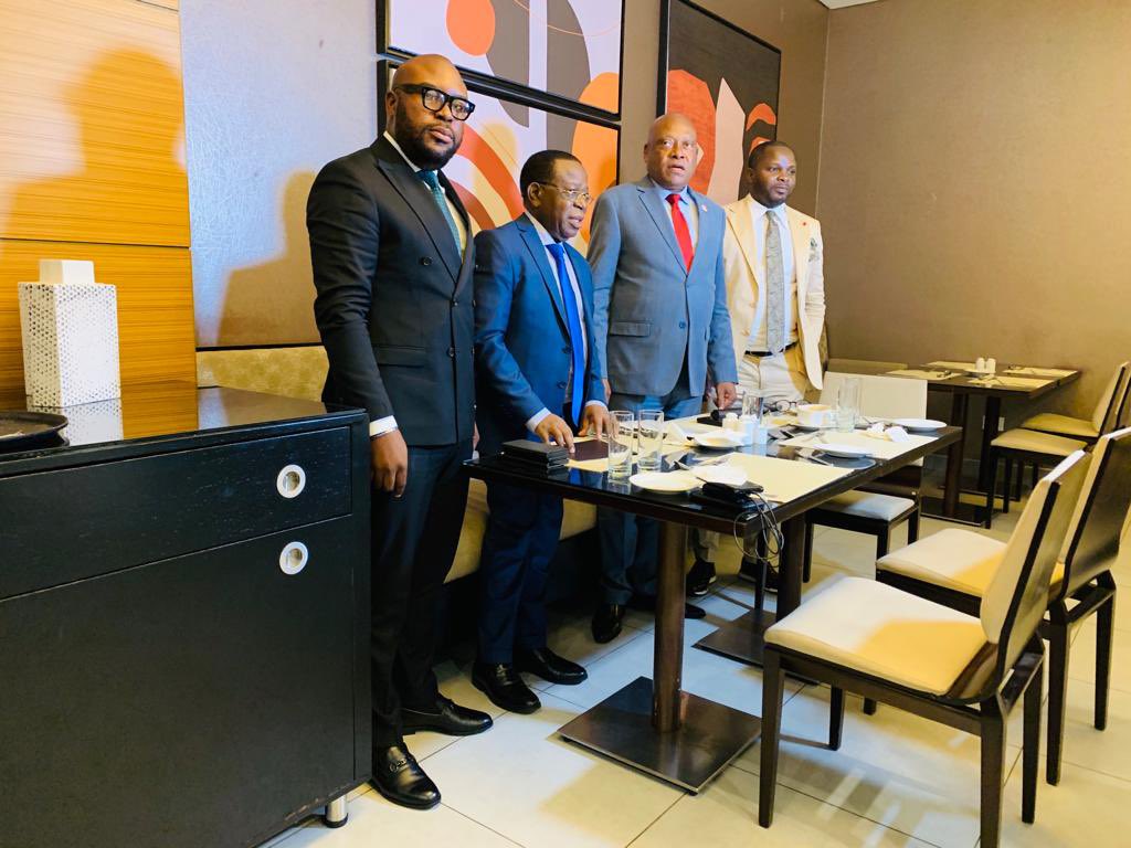 Cartesien243's tweet photo. Ce jour,à l’hôtel Rotana,à l’initiative de nos collaborateurs respectifs un contact direct et convivial a eu lieu entre moi et l‘Hon Bahati,président de l’Afdc-A.
Ns avons engagé 1 processus en vue d’aplanir nos divergences au mieux des intérêts de toutes les parties prenantes. https://t.co/dcNUc1d94o