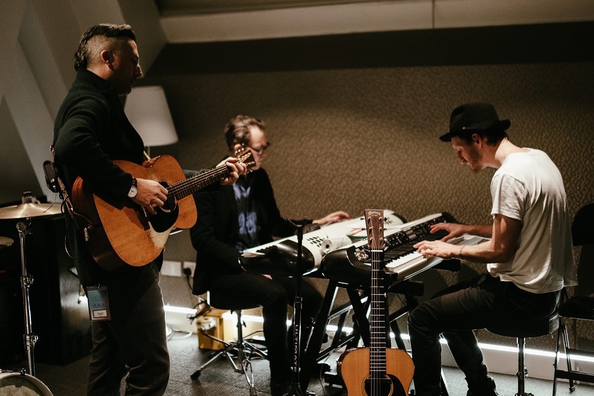 Backstage in Glasgow, UK feat. @GregoryAlanIsakov 🎸

📸: @AustinRoa