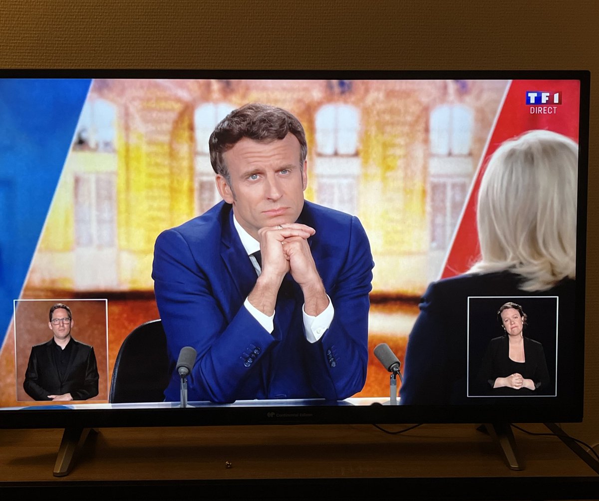 JustMarinou's tweet photo. Trouve-toi un mec qui te regarde comme Macron regarde Le Pen #Debat2022 https://t.co/TOWWGQl7GM
