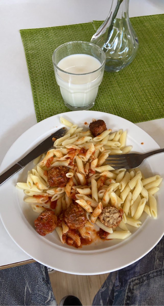 antonkarb's tweet photo. Ppasta med italienska bullar i 🍅sås #what #ouioui #lokeärhemma #smh https://t.co/ffoLBJ9BVF