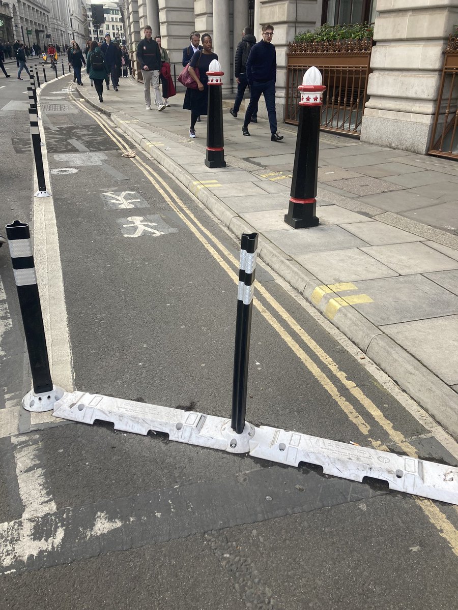 One from my 10 mile (!!) cycle to the station this morning…got caught out by these pedestrian lanes (?) on more than one occasion. I’m guessing they are leftovers from peak social distancing days?! https://t.co/ckIQoWH7HB