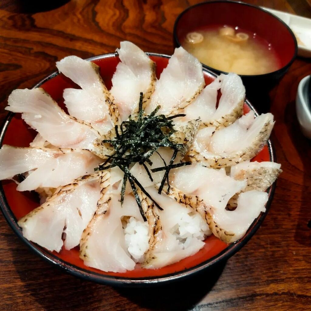 show_goffy's tweet photo. のどぐろ丼！！！⁡⁡
⁡こんなものがあるのか！？身がぷりっぷりしてて、めちゃくちゃ美味かったぁ😊⁡
⁡少し残して出し汁かけて食べてもまた絶品☺️
⁡⁡
⁡#刺身屋 #金沢 #石川県 #のどぐろ丼 https://t.co/H8X3QjsE2P https://t.co/9imnVAMglS