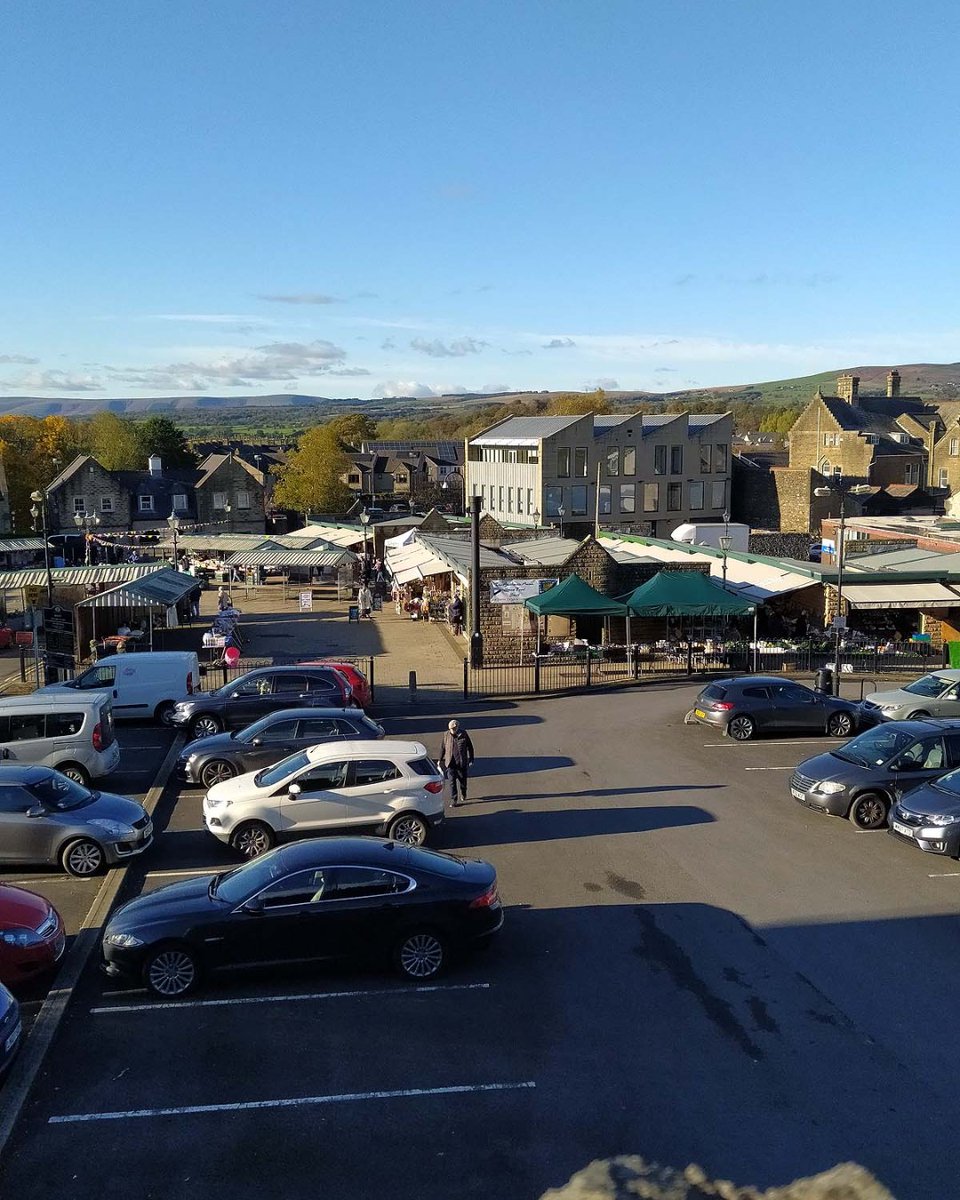 RibbleValleyBC's tweet photo. If you are heading to #ClitheroeMarket to support #localbusiness there is ample parking nearby. Market days in Clitheroe are on Tues, Thur & Saturdays. Wide range of stalls - food stalls, hardware, artisan producers, craftspeople etc #shoplocal #supportlocalbusiness #ribblevalley https://t.co/TiNk7bbCU0