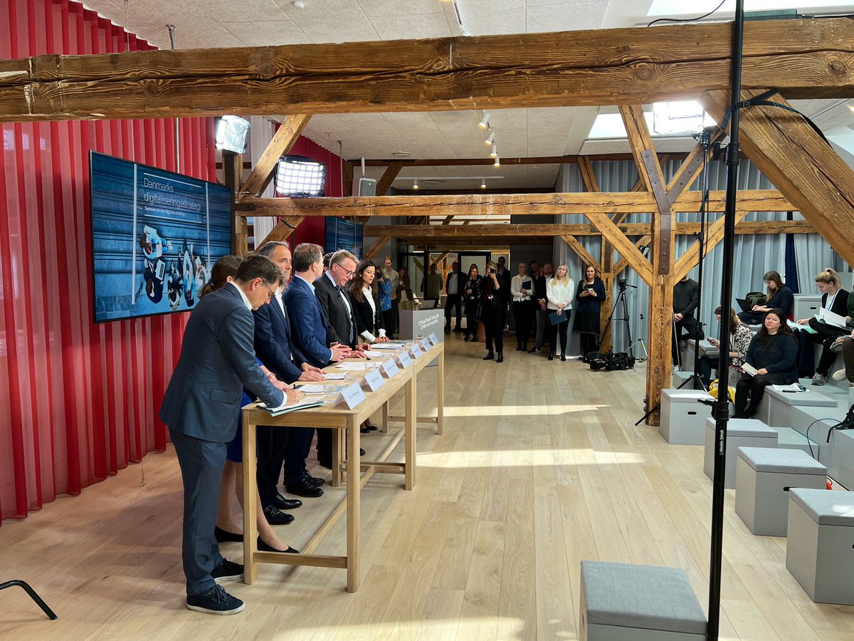 Scene from today’s press meeting at DHD: Disclosing the new Danish digitization strategy which will focus on green impact, talent attraction, export promotion, among other initiatives #dkpol #digidk <a href="/simonkollerup/">Simon Kollerup</a> <a href="/BrianAMikkelsen/">Brian Mikkelsen</a> <a href="/jhsnabe/">Jim Hagemann Snabe</a> <a href="/NWammen/">Nicolai Wammen</a> <a href="/mfMorten/">Morten Bødskov</a> @digiNans <a href="/ZebergR/">Rikke H. Zeberg</a>