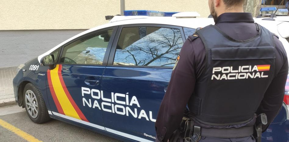 policia's tweet photo. 🚩Detenido al entrenador de un club de voleibol de Madrid por abusar sexualmente de dos jugadoras en 2019, cuando las víctimas tenían 16 años

https://t.co/cnUSnoJz70 https://t.co/Da93qVPYDz