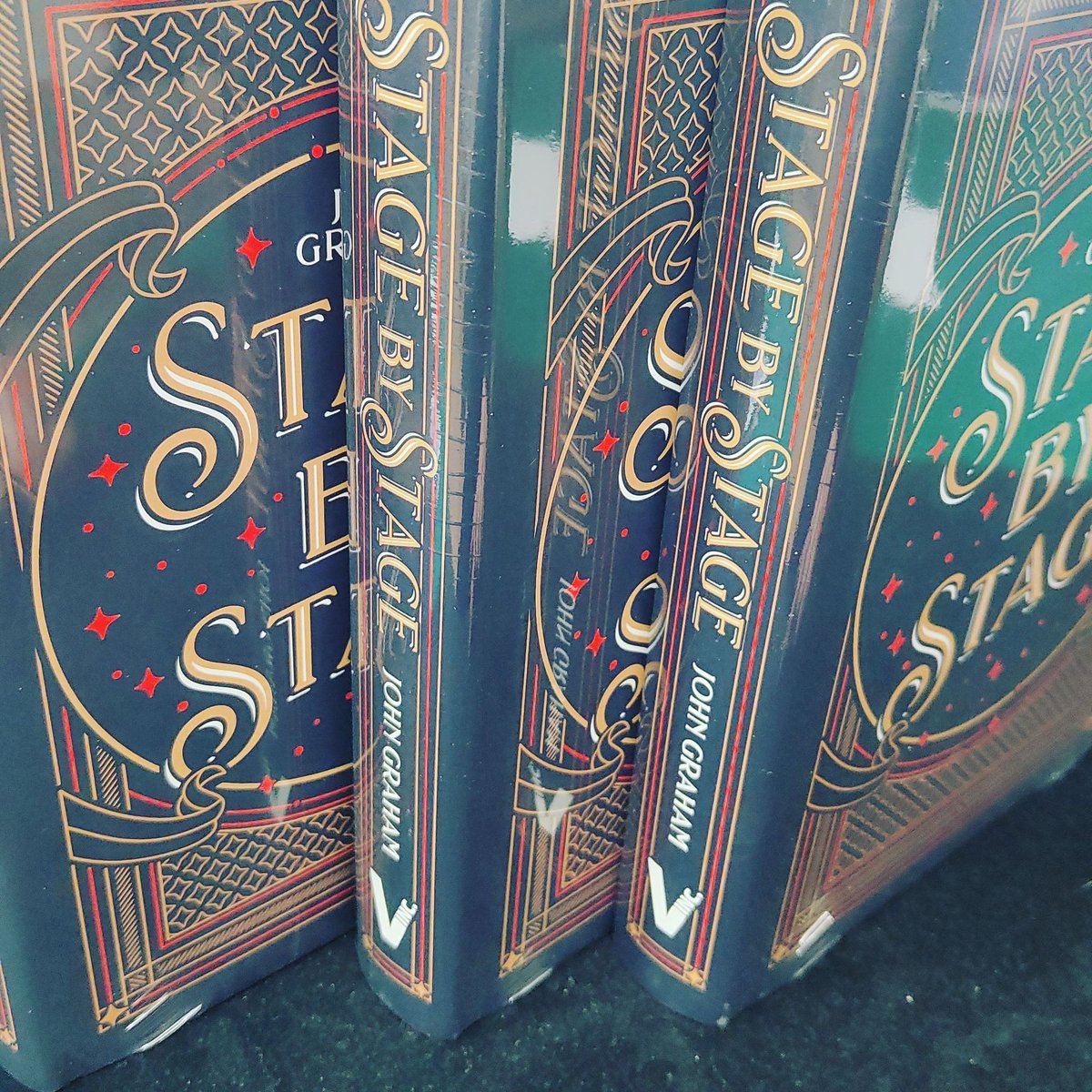 Últimas novedades en libros de magia en inglés.
Disponibles en artmagicacademia.com