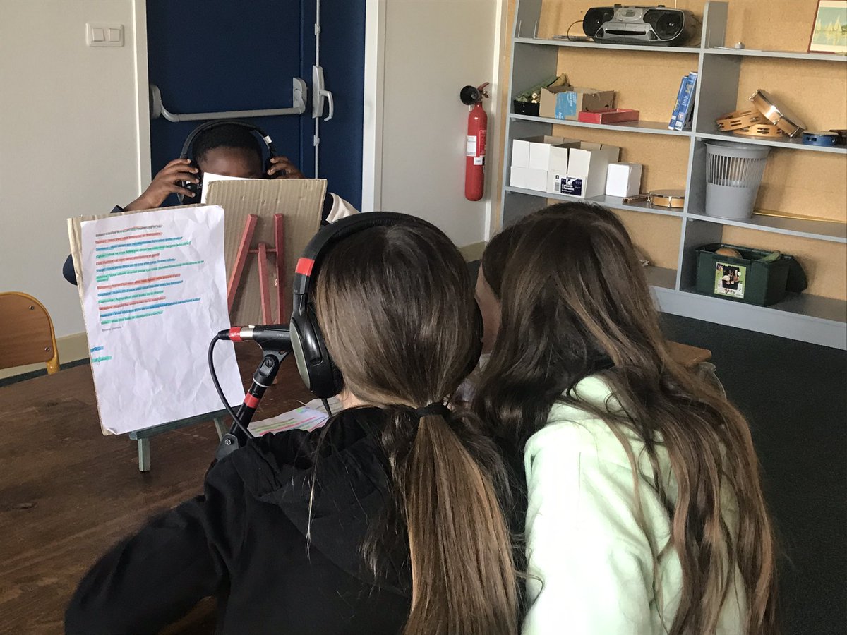 maitresseleilac's tweet photo. Les enregistrements de la Webradio 2022 d’@IENsaintes17 sont lancés en direct de l’école élémentaire Roger Pérat avec l’école primaire de Burie : 4 classes, 4 niveaux, 80 élèves, 6 enseignantes et 1 animateur. Restez branchés ! #onair @DSDEN17 #VilledeSaintes #CDASaintes https://t.co/oCJjs6bMG7