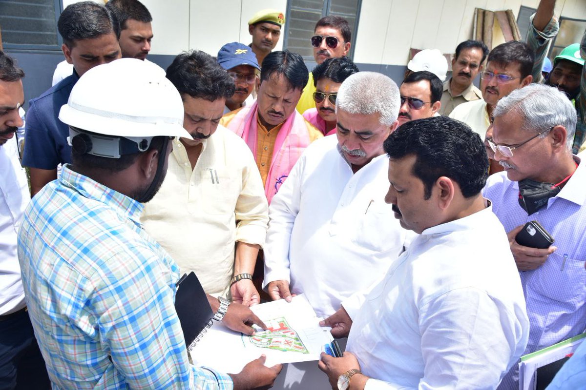 RakeshSachan_'s tweet photo. निर्माणाधीन राजकीय मेडिकल कॉलेज- गोण्डा का औचक निरीक्षण किया। निर्माण कार्य कर रहे इंजीनियरों को निर्देशित किया कि कार्य तय समय सीमा के अंदर सम्पन्न होना चाहिए। एवं सभी कार्य पैमाने व मानकों के अनुरूप किया जाना चाहिए। https://t.co/c7KEamOQYD