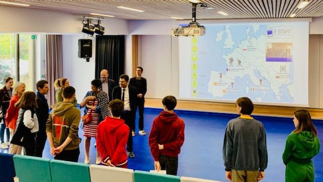 Présentation de deux projets #PFUE à la rectrice <a href="/HeleneInsel/">Hélène Insel</a> au Collège Les Perrières : 

➡️E-Staff, une mise en valeur du patrimoine local par le biais du court métrage et une mise en réseau européenne
➡️Projet Alpes, protéger et défendre l'identité et le patrimoine européen