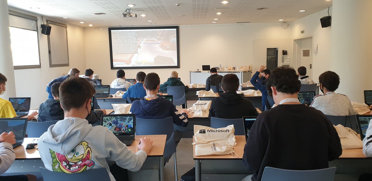 MariaComin1's tweet photo. Los primeros talleres de @PlayCraftLearn de la mano de @AcerEducation y @L3TCRAFT_EDU. @GdPatrimonio @GDEstudios #gdmakers #murciainnovacion @Educarm @MicrosoftEduEsp https://t.co/RfJ2XQ0W8s