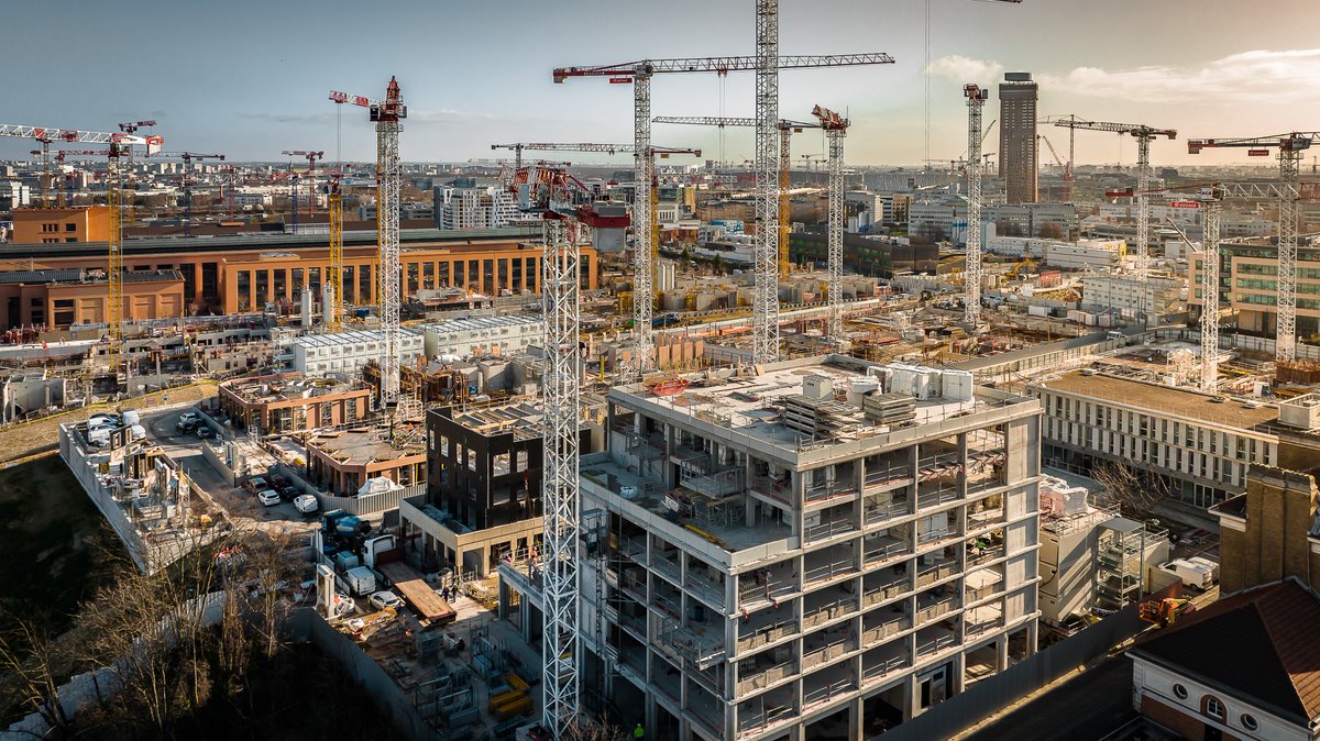 📸#JeudiPhoto 
Les travaux continuent au Village des Athlètes situé sur les villes de <a href="/VilleSaintDenis/">Ville de Saint-Denis</a>, <a href="/villesaintouen/">Ville de Saint-Ouen-sur-Seine</a> et <a href="/Ileentransition/">L'Île-Saint-Denis</a> 🤝!

🏅Après les Jeux de #Paris2024, il sera réhabilité pour accueillir plus de 6 000 personnes et 6 000 salariés.