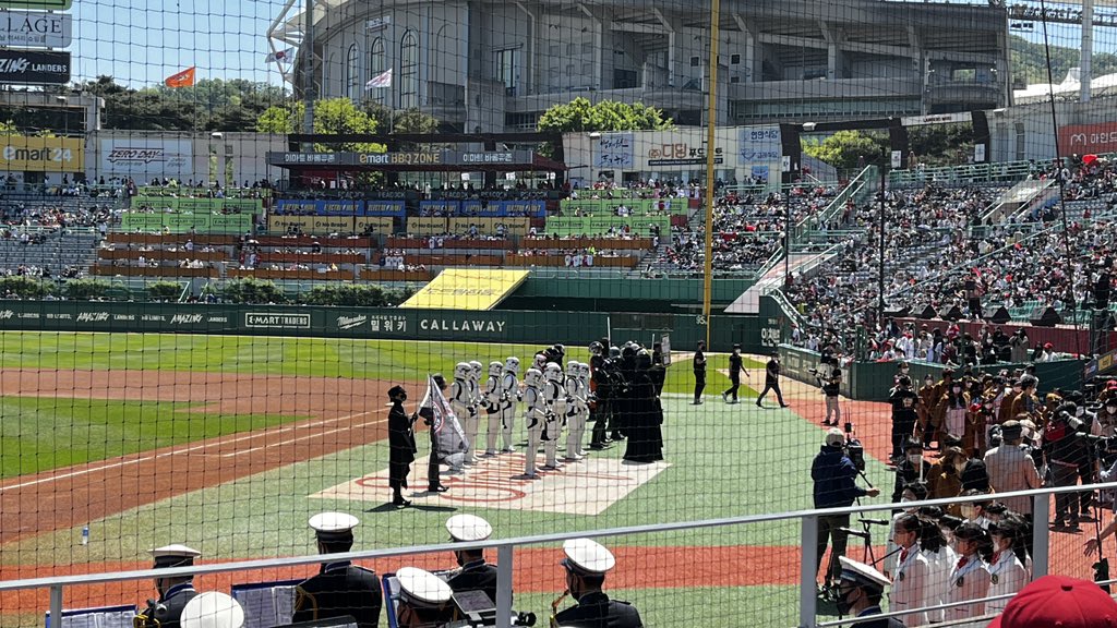 HxC_BlackMurder's tweet photo. 문학야구장 어린이날 스타워즈 데이 이벤트⚾️⚾️ #어린이날 #ChildrensDay #스타워즈데이 #StarWarsDay #스타워즈 #StarWars #인천SSG랜더스필드 #IncheonSSGLandersField #문학야구장 #MunhakBaseballStadium #문학 #Munhak #인천 #Incheon https://t.co/Gg7xY0wSSK
