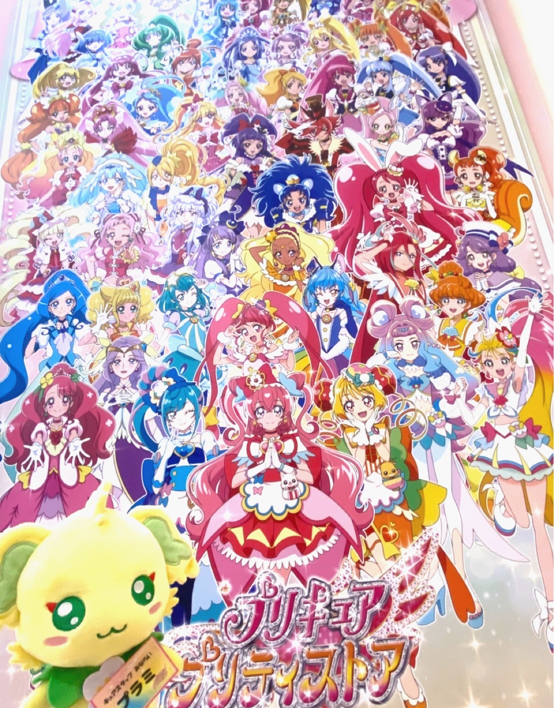 プリキュア プリティストア プリティストア大阪本店の入り口にはオールスターズがお出迎え プラミもプリキュアのみんなと写真を撮ってみたんヤデ ご来店の際にはぜひ記念に写真を撮ってみてくださいね プリティストア10周年 プリティストア大阪