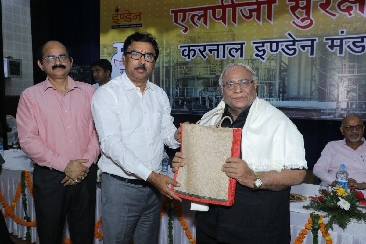 YPSV123's tweet photo. @Karnal_AO_IOCL organised ‘LPG Seminar’ #AazadiKaAmritMahotsav in presence of Sh. G.C. Sikder, ED &amp; RH PRPC, Sh. Alok Kumar,CGM (LPG), DSO &amp; Sh.Raghavendra Singh, DLH, Esteemed Indane customers &amp; distributors of 75 years old felicitated  @IndianOilcl @Bohrashyam2 @Surjeet_Lamba https://t.co/qgRYnl4vAA