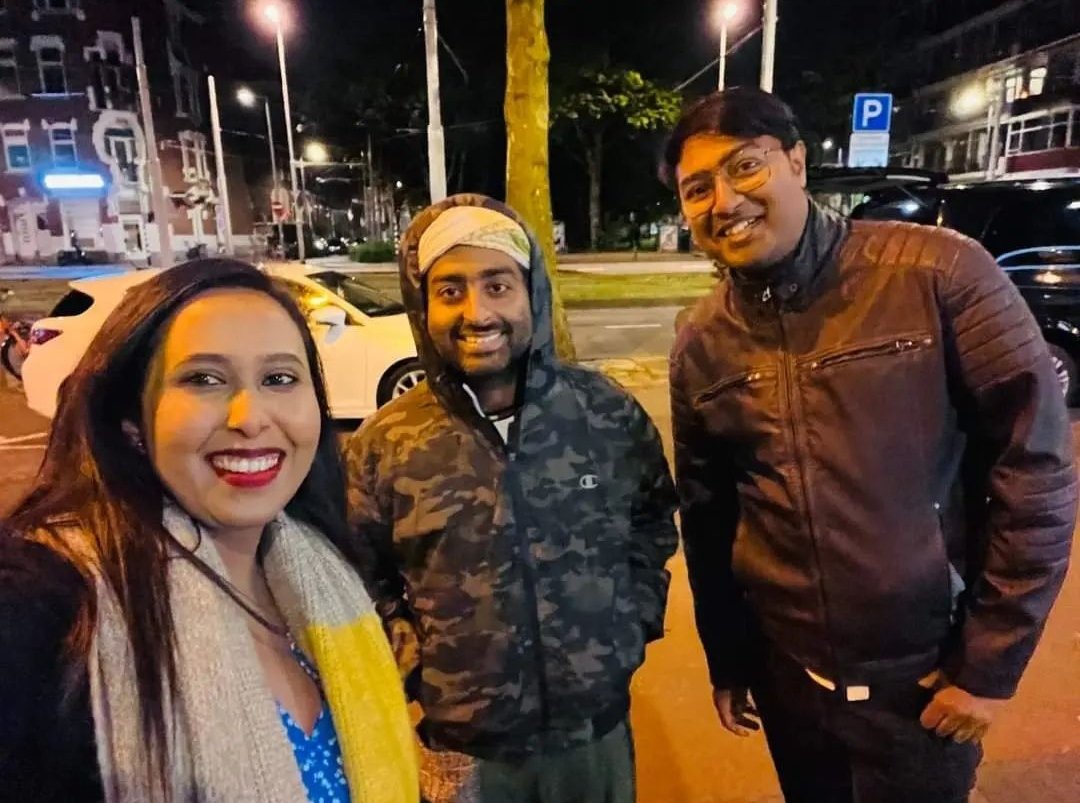 soumyaaa15's tweet photo. Suddenly meet his fans #Arijitsingh https://t.co/czZm5kOqDq