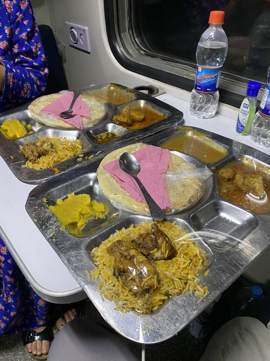 There are still firsts for me travelling in Pakistan: I finally travelled on a sleeper train!! Loved the experience of seeing the landscape go by the window and have to say the service and food were excellent (just too much plastic) . Have you travelled on a train in 🇵🇰?