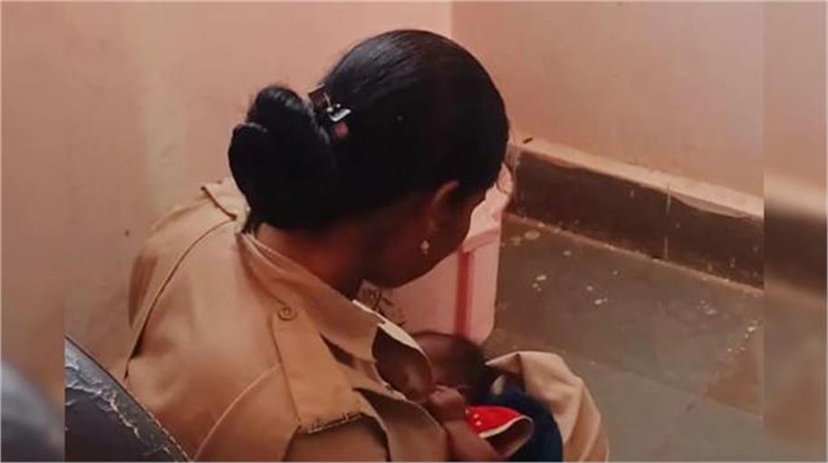 नशे में धुत्त पिता के पास भूख से तड़पती ढाई माह की बच्ची को देख पसीजा महिला पुलिस का दिल, अपना दूध पिलाकर बचाई मासूम की जान    
punjabkesari.in/national/news/…
#rajasthan #baran #femalepolice #constables #tribalgirl #NationalNews #punjabkesari #punjabkesarinews