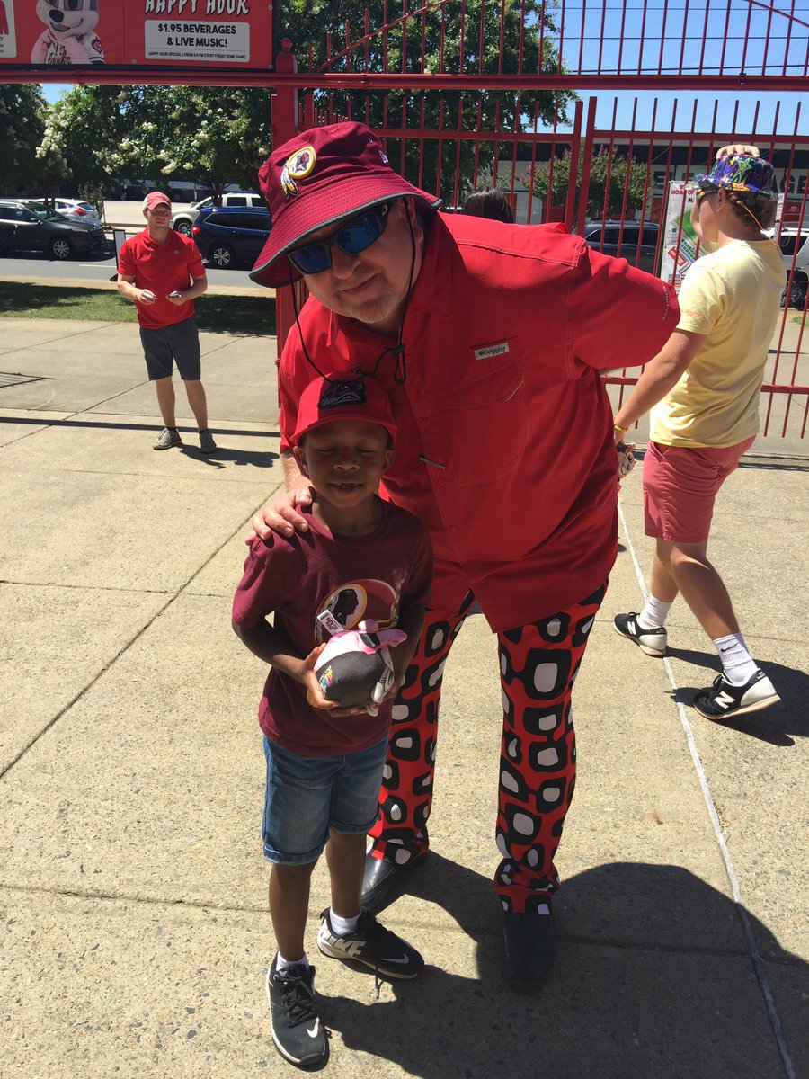 kat10w's tweet photo. @tweetparney Enjoyed being back in the Diamond!  Great seeing you!  You didn’t have to stoop as much this time … and the old pic isn’t even the first time you met him! #GrowingUpFast #Funnville https://t.co/rwGZ7DoYzg