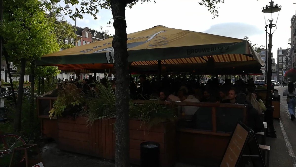 Henkvan85116260's tweet photo. @fennaulichki vergunt een illegaal gebouwd terras op het Kwakersplein. Dat de bewoners extra last hebben van dat gebouwd terras gaat ze pas achteraf onderzoeken. Want ja, moeilijk moeilijk en regels zijn regels. Dag @fennaulichki! Bedankt voor deze invulling van de HORECASTOP. https://t.co/an0kWJNwEB