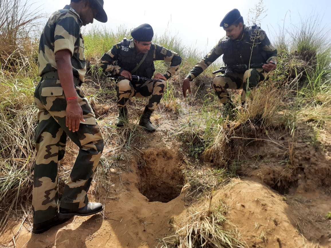 AsianetNewsHN's tweet image. पाकिस्तानी साजिश को BSF ने किया नाकाम, जम्मू-कश्मीर के सांबा बॉर्डर पर भूमिगत सुरंग का लगाया पता

#BSF | #JammuKashmir | #SambaBorder | #Pakistan | @BSF_India | @anishsingh21